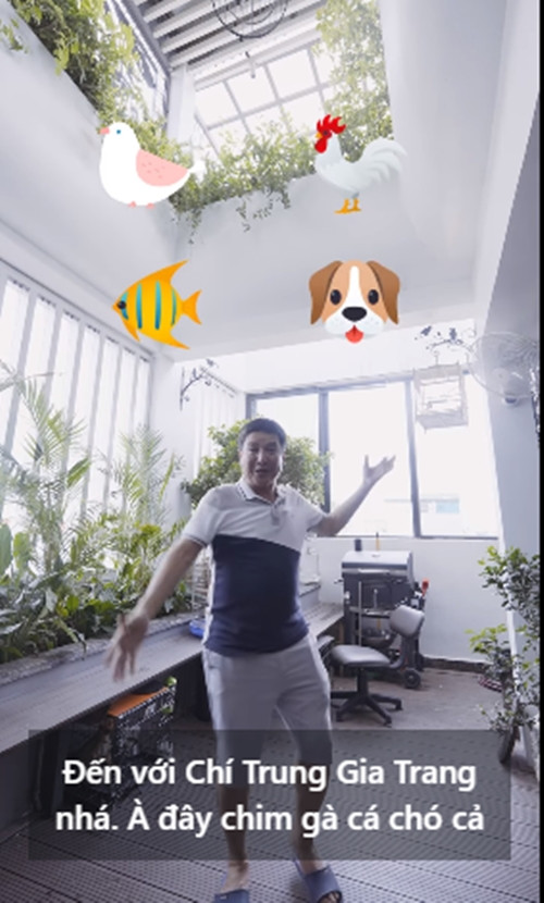 Trước kia sống với vợ cũ Ngọc Huyền, danh hài Chí Trung từng hé lộ căn nhà tập thể đơn sơ. Tuy nhiên, lần này là một ngôi nhà khá rộng đẹp và thông thoáng.