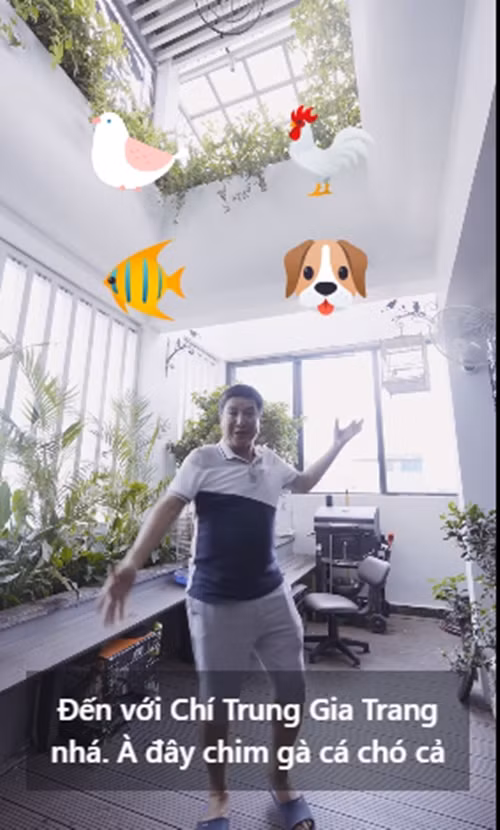 Trước kia sống với vợ cũ Ngọc Huyền, danh hài Chí Trung từng hé lộ căn nhà tập thể đơn sơ. Tuy nhiên, lần này là một ngôi nhà khá rộng đẹp và thông thoáng.