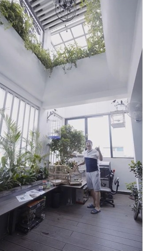 "Gia trang" của nghệ sĩ Chí Trung nhiều cây cối xanh tươi và những chiếc lồng chim xinh xắn.