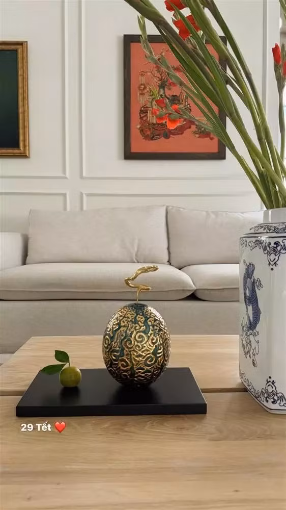 Trong phòng khách, Tăng Thanh Hà trang trí bằng một bình hoa dơn lớn.