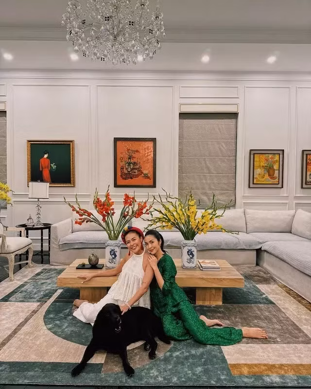 Hai bình hoa lay ơn nở rộ, vươn mình khoe sắc giúp không gian phòng khách của Hà Tăng thêm phần sang trọng và bắt mắt.