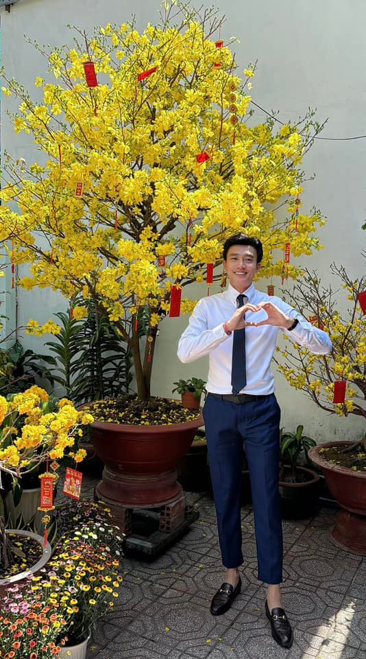 Thành công ở cả lĩnh vực diễn xuất và kinh doanh, Quốc Trường có cuộc sống đầy đủ ở tuổi 36. Hiện tại, nam diễn viên sống trong căn biệt thự rộng khoảng 300m2, trị giá 40 tỷ đồng tại TP HCM.