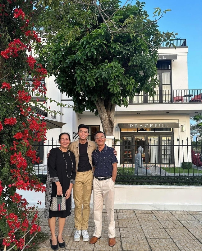 Biệt thự của diễn viên Quốc Trường được xây dựng theo kiến trúc hiện đại.