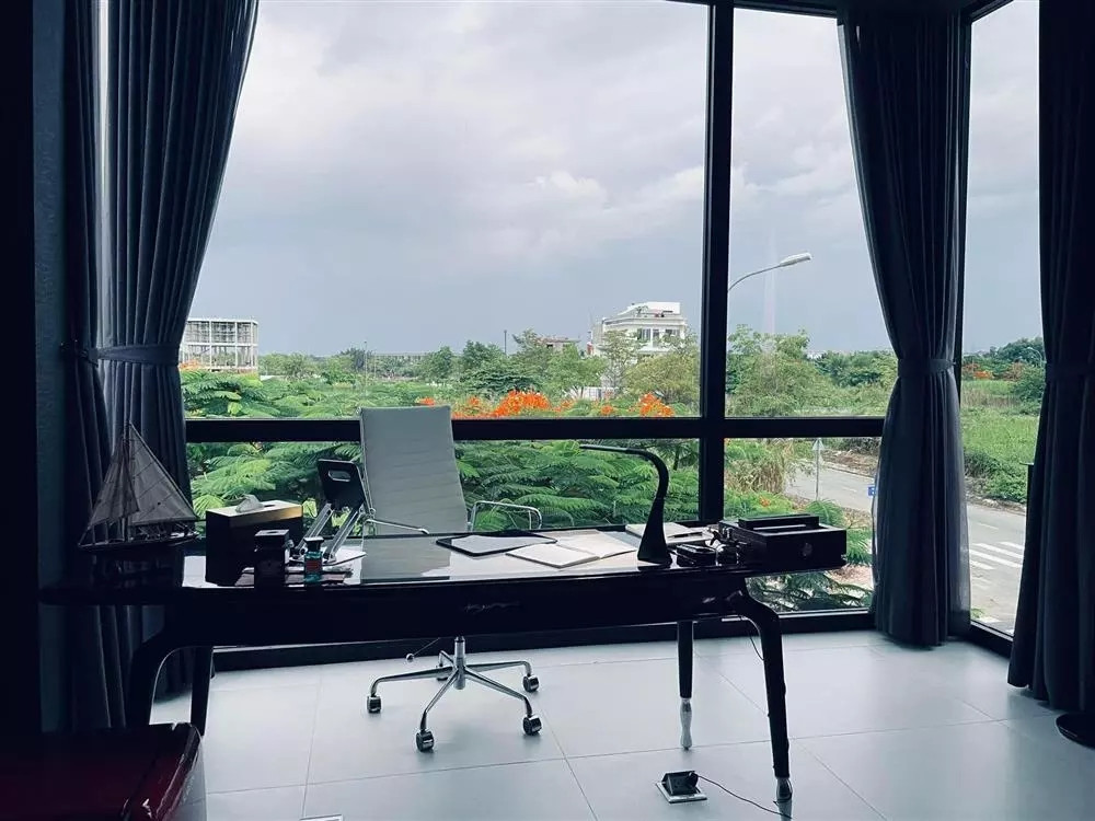 Phòng làm việc bố trí nội thất đơn giản, view hướng đường phố.