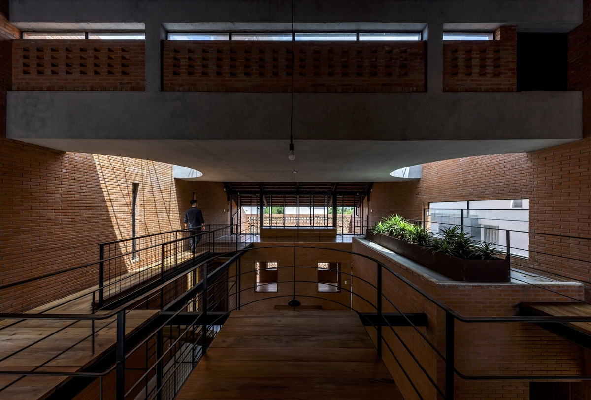 Tầm nhìn bên trong hướng vào giữa, nơi bố trí một hành lang hình vuông xung quanh lỗ mở trung tâm với cây xanh. Nguồn ảnh: Hiroyuki Oki