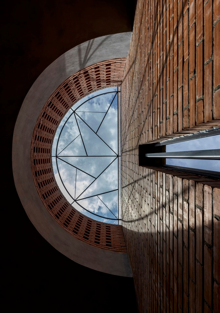  Căn nhà lớn có thiết kế mái dốc. Khoảng trống trung tâm mở ra tầng áp mái, được sử dụng làm không gian thờ cúng. Tầng này đóng vai trò như một khe hở chuyển tiếp nhằm ngăn chặn tác động nhiệt của bức xạ mặt trời từ trên xuống vào buổi trưa.