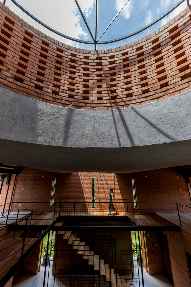 Các không gian chung gắn liền với nhau liên tụ, ôm lấy một khoảng trống trung tâm nhằm đáp ứng hai mục đích: tách biệt nhu cầu cá nhân và kết nối các thành viên trong gia đình.