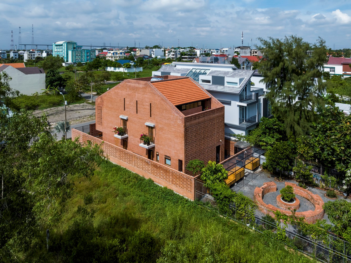 Nhà được xây dựng ở khu vực có con rạch dừa chạy ngang. Vì vậy, tiểu vi khí hậu nơi đây dễ chịu, nhất là vào những ngày hè oi bức.