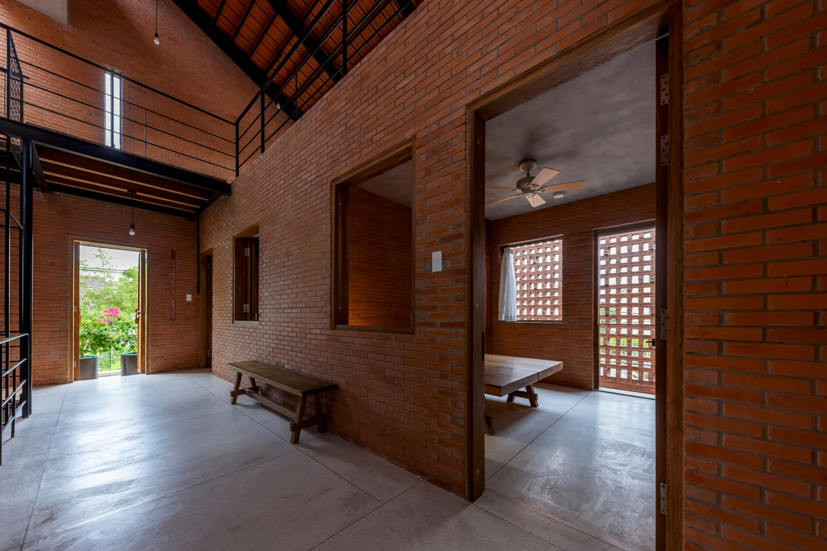 Gió chứa hơi ẩm bốc hơi từ kênh di chuyển vào bên trong qua các khe hở và lớp tường gạch.