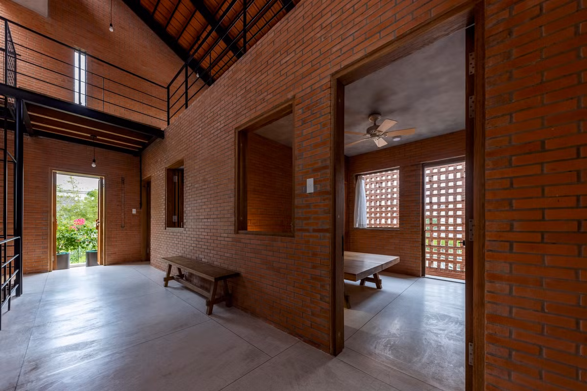 Gió chứa hơi ẩm bốc hơi từ kênh di chuyển vào bên trong qua các khe hở và lớp tường gạch.