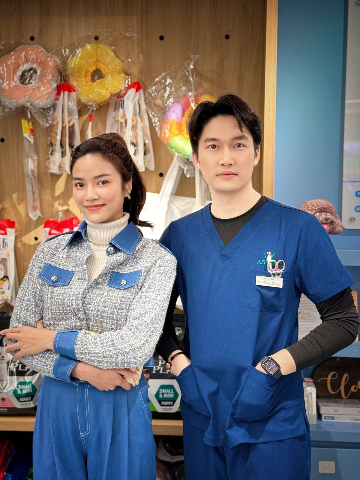 Chia sẻ với VietNamNet, Anh Đào cho biết, Đình Tú là bạn diễn đẹp trai khiến cô từng thấy lép vế so với ngoại hình của anh. Tuy nhiên, cả hai khá ăn ý trong lần đầu hợp tác. Với Anh Đào, Đình Tú là diễn viên chỉn chu, cẩn thận và "cùng tần số tự nhiên" trong diễn xuất với cô.