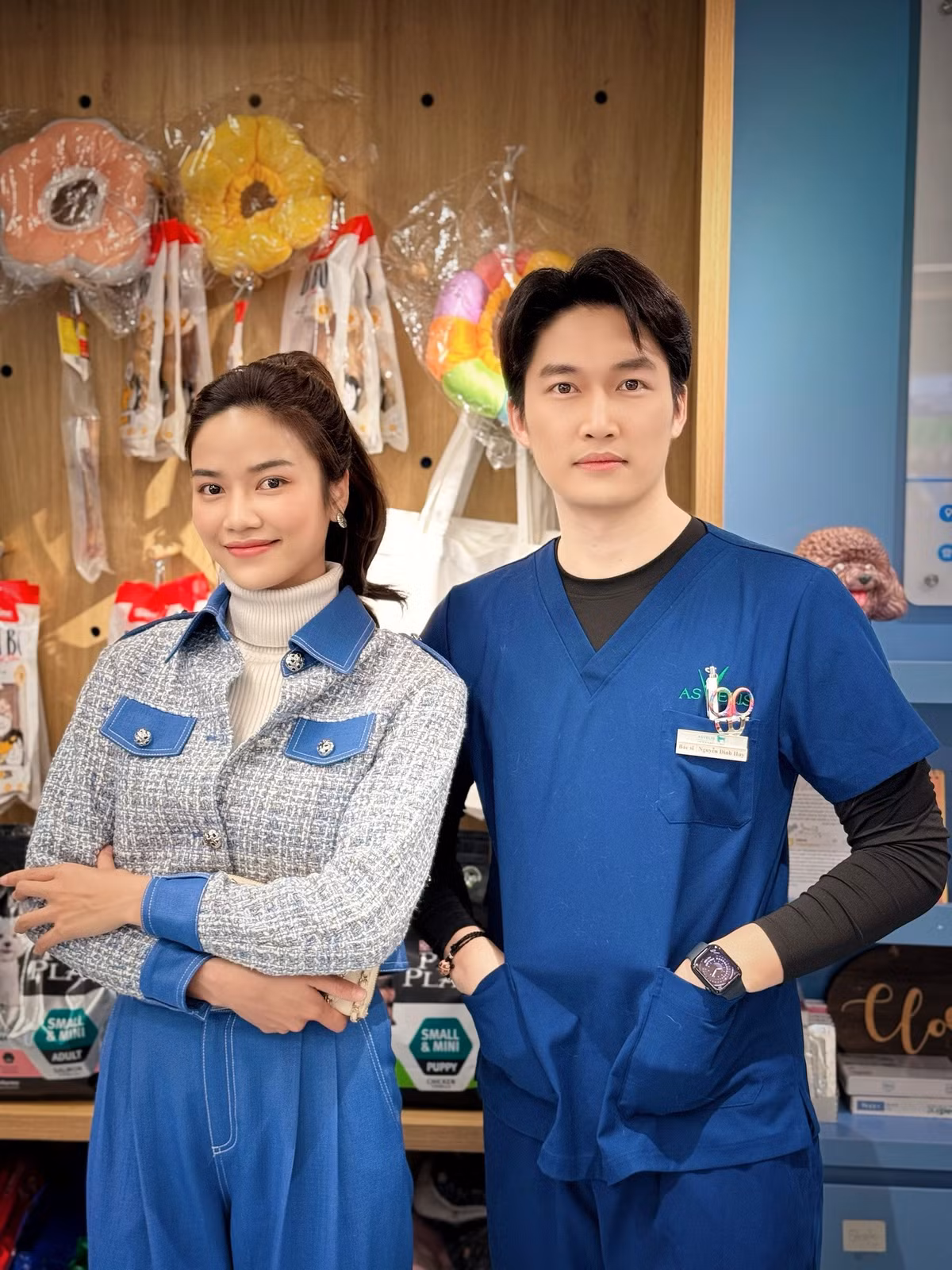 Chia sẻ với VietNamNet, Anh Đào cho biết, Đình Tú là bạn diễn đẹp trai khiến cô từng thấy lép vế so với ngoại hình của anh. Tuy nhiên, cả hai khá ăn ý trong lần đầu hợp tác. Với Anh Đào, Đình Tú là diễn viên chỉn chu, cẩn thận và "cùng tần số tự nhiên" trong diễn xuất với cô.