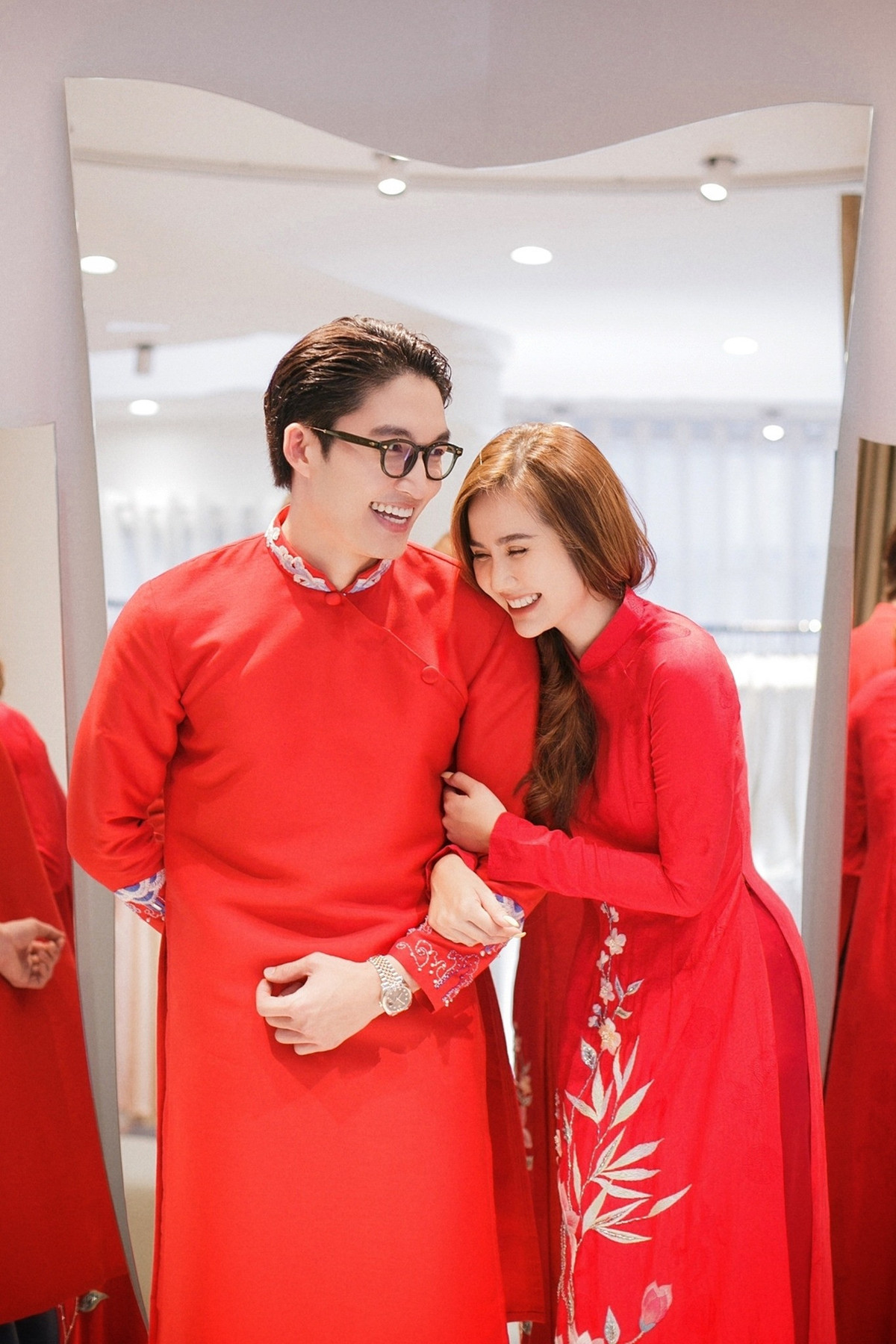 Về đời tư, Đình Tú thường xuyên được ghép cặp với các bạn diễn nữ vì quá điển trai. Đặc biệt sau phim 'Thương ngày nắng về', Đình Tú và Huyền Lizzie được khán giả tích cực ghép đôi. Dù cả hai chưa từng lên tiếng về tin đồn "phim giả tình thật" nhưng khán giả vẫn tin rằng họ là một cặp.