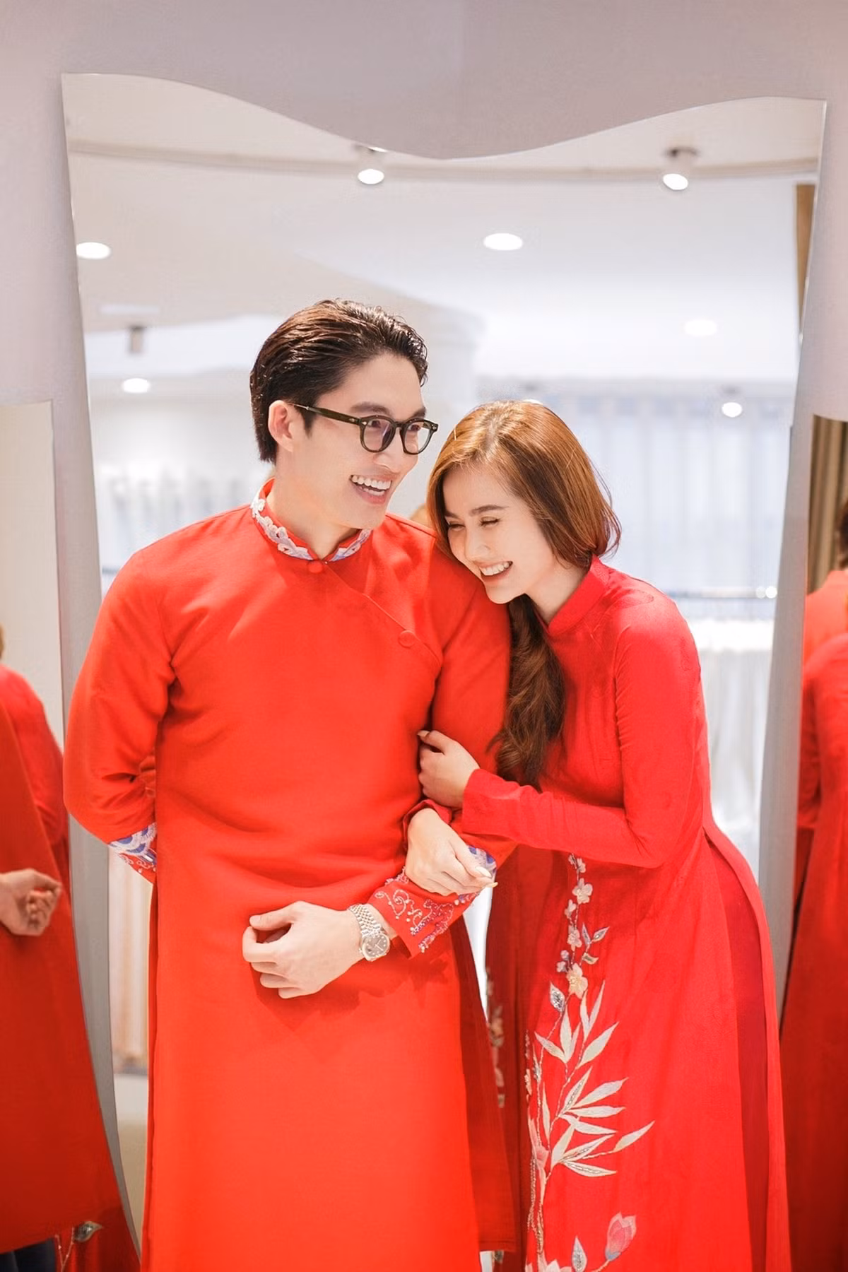 Về đời tư, Đình Tú thường xuyên được ghép cặp với các bạn diễn nữ vì quá điển trai. Đặc biệt sau phim 'Thương ngày nắng về', Đình Tú và Huyền Lizzie được khán giả tích cực ghép đôi. Dù cả hai chưa từng lên tiếng về tin đồn "phim giả tình thật" nhưng khán giả vẫn tin rằng họ là một cặp.