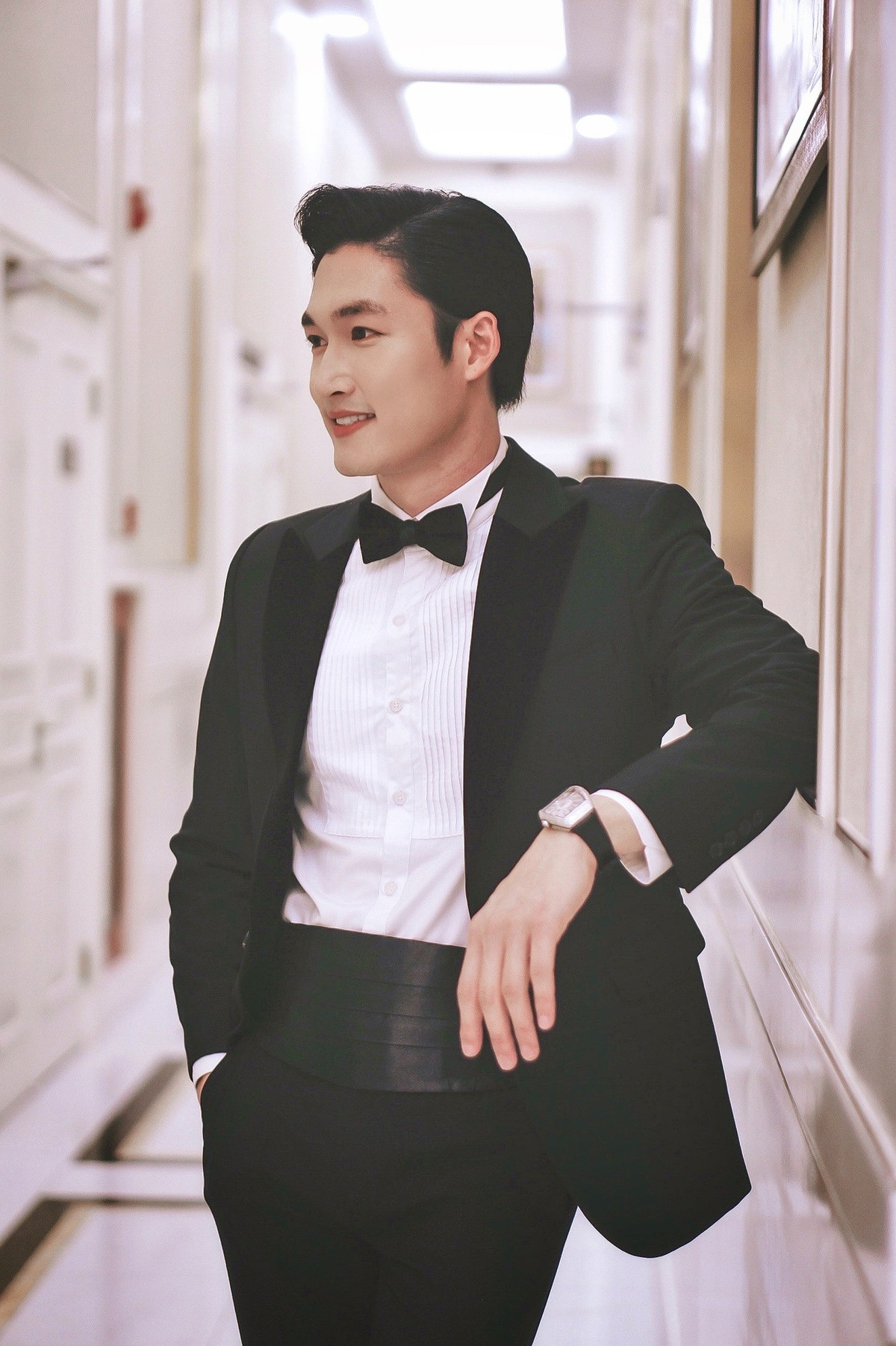 Đình Tú sinh năm 1992, từng theo học ĐH Sân khấu và Điện ảnh Hà Nội.