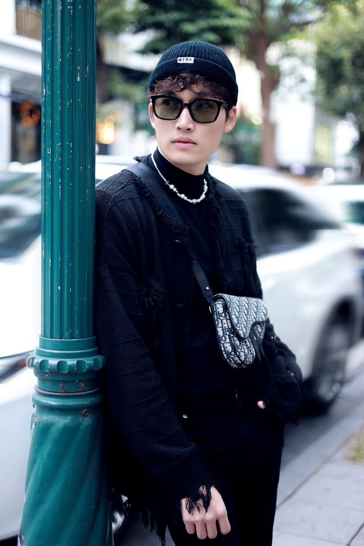 Không chỉ được biết đến với vai trò diễn viên, Đình Tú còn là gương mặt được nhiều nhãn hàng thời trang lựa chọn làm mẫu ảnh. Anh cũng từng có thời gian làm MC trong Cà phê sáng với VTV3 cùng Á hậu Bùi Phương Nga.