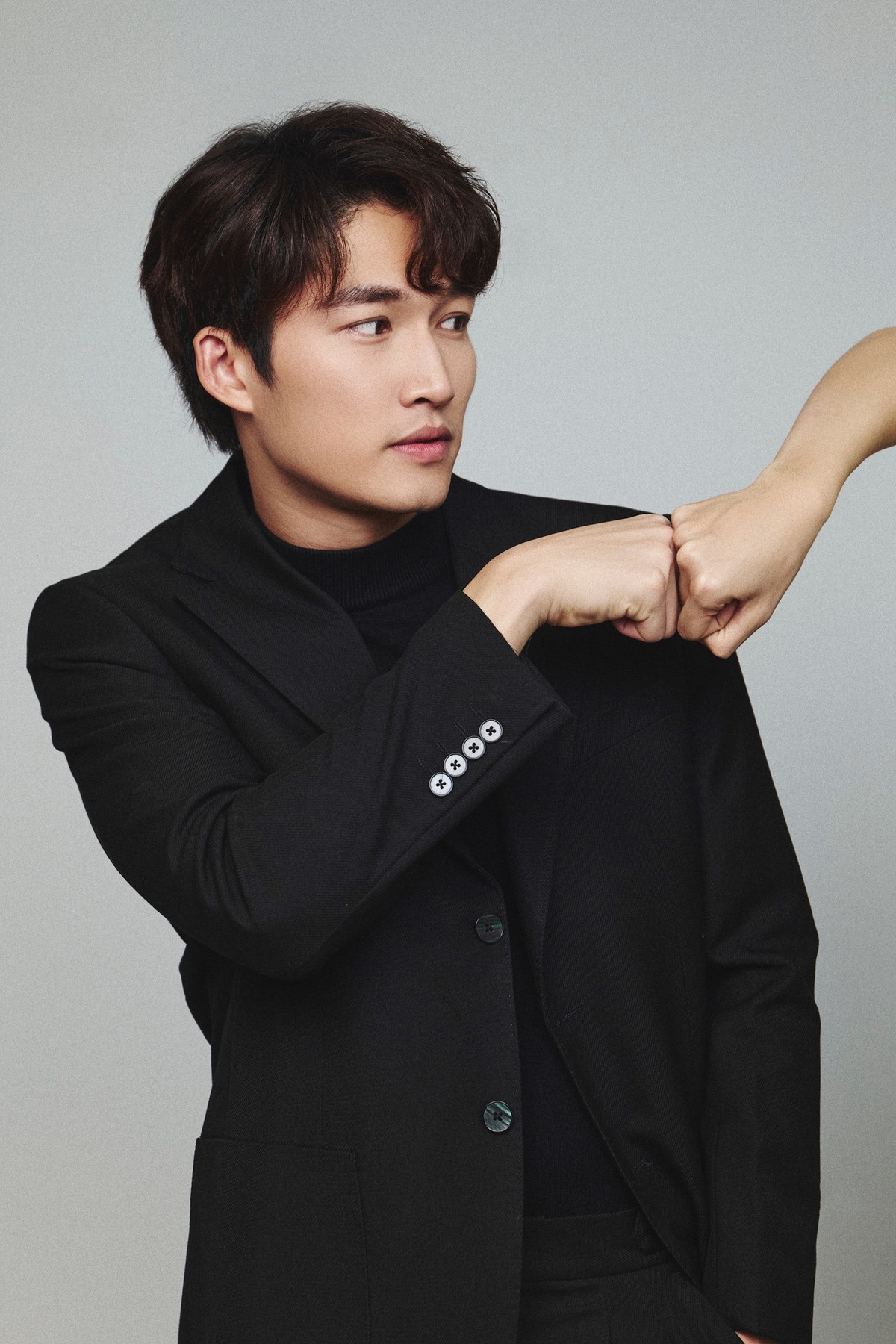 Trước đó, Đình Tú từng xuất hiện trong khá nhiều bộ phim truyền hình nổi tiếng như: 'Tuổi thanh xuân', 'Những cô gái trong thành phố', 'Lặng yên dưới vực sâu', 'Đi qua mùa hạ', 'Ghét thì yêu thôi', 'Hướng dương ngược nắng', 'Thương ngày nắng về', 'Đừng nói khi yêu'...