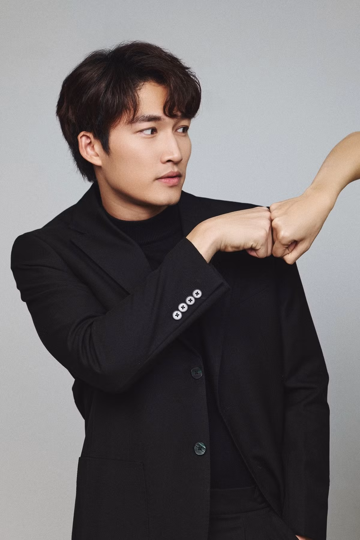 Trước đó, Đình Tú từng xuất hiện trong khá nhiều bộ phim truyền hình nổi tiếng như: 'Tuổi thanh xuân', 'Những cô gái trong thành phố', 'Lặng yên dưới vực sâu', 'Đi qua mùa hạ', 'Ghét thì yêu thôi', 'Hướng dương ngược nắng', 'Thương ngày nắng về', 'Đừng nói khi yêu'...