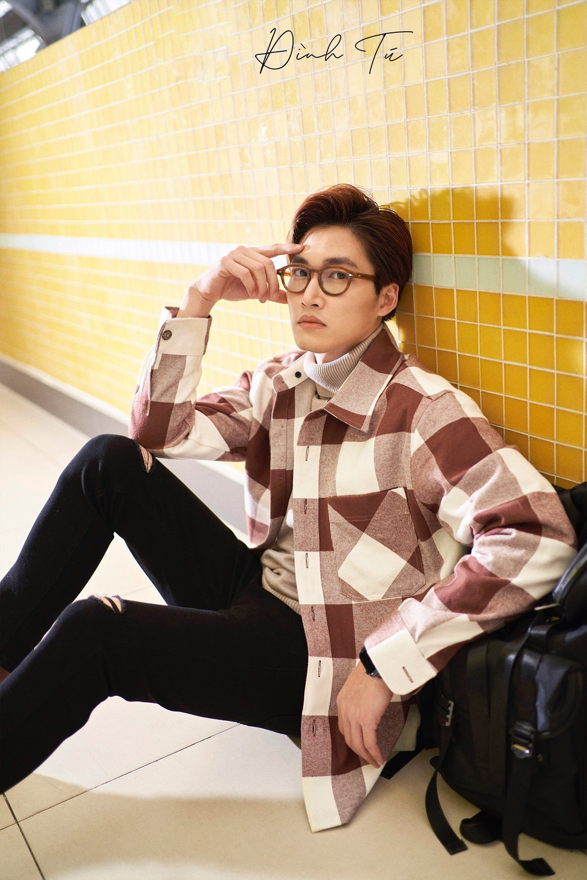 Trên trang cá nhân, Đình Tú thường chia sẻ về công việc và những hình ảnh đời thường điển trai, nhận được nhiều lời khen từ phía người hâm mộ.