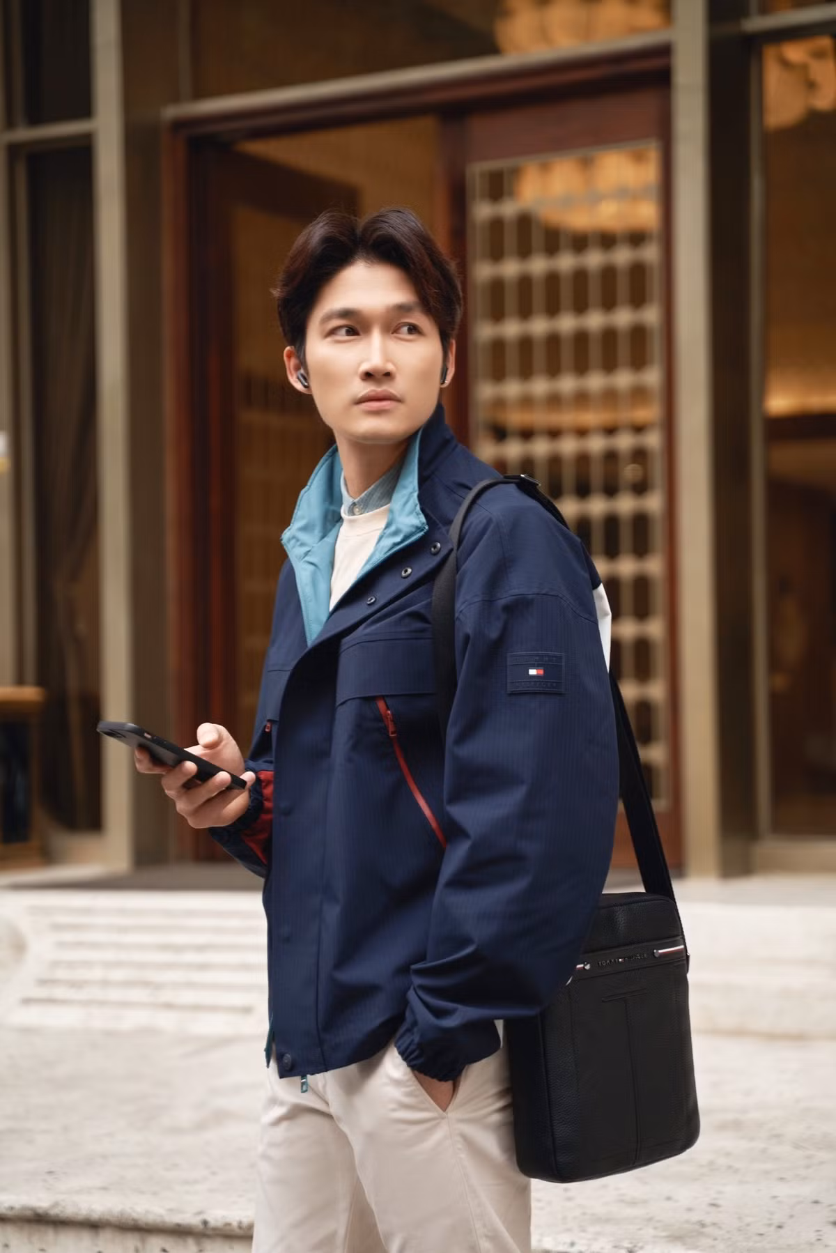 Ngoài đời, nam diễn viên có phong cách đơn giản, khỏe khoắn, lịch lãm.