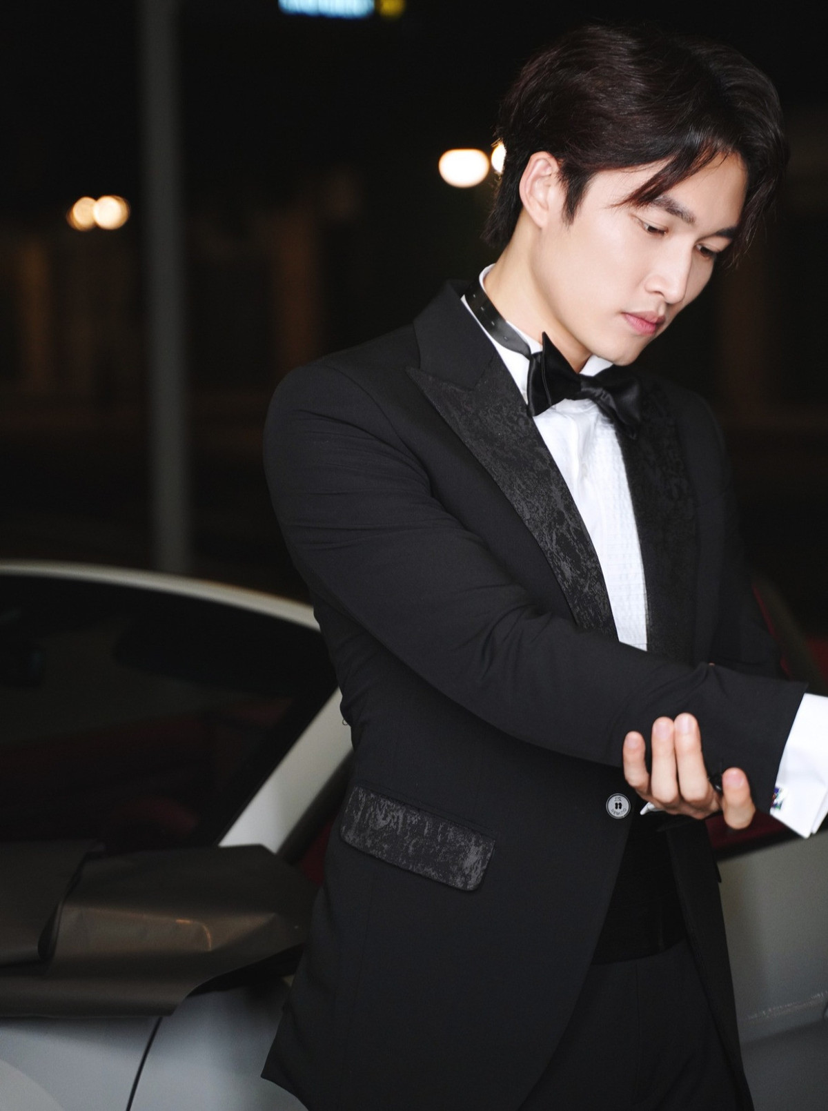 Nhiều khán giả thậm chí còn nhận xét ngoại hình của Đình Tú có nhiều nét giống diễn viên Hàn Quốc. Khá kín tiếng về đời tư, anh từng công khai mối tình nhiều năm với MC, diễn viên Hương Giang. Tuy nhiên, cả hai đã đường ai nấy đi từ năm 2021.