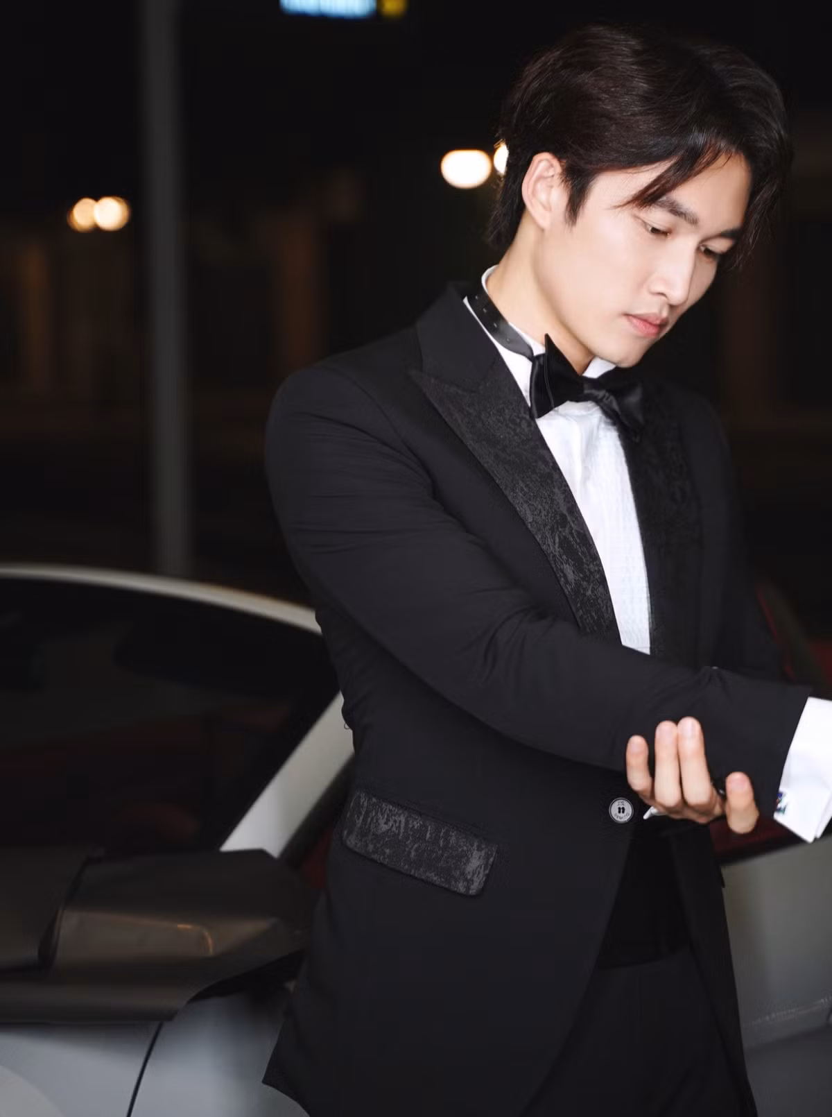 Nhiều khán giả thậm chí còn nhận xét ngoại hình của Đình Tú có nhiều nét giống diễn viên Hàn Quốc. Khá kín tiếng về đời tư, anh từng công khai mối tình nhiều năm với MC, diễn viên Hương Giang. Tuy nhiên, cả hai đã đường ai nấy đi từ năm 2021.