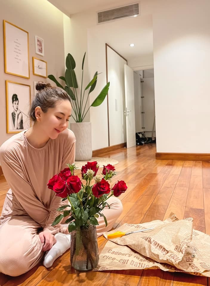 Những lúc rảnh rỗi, MC Mai Ngọc tự tay cắm hoa, trang trí, làm tươi mới không gian sống.