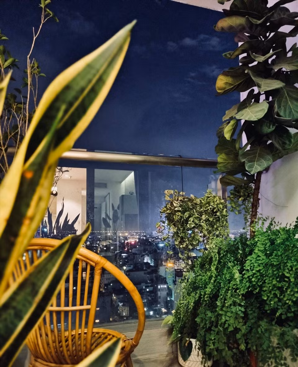 Từ ban công căn hộ của nữ MC có thể ngắm cảnh đẹp của thành phố.