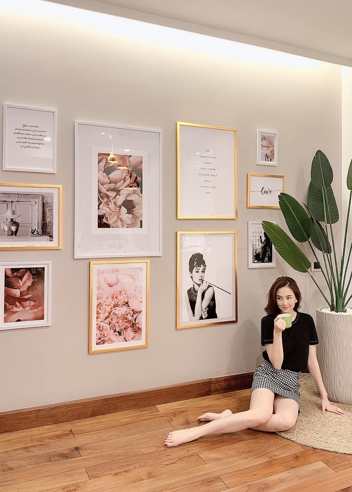 Ngoài hoa, MC Mai Ngọc còn trang trí nhiều tranh ảnh trong nhà.