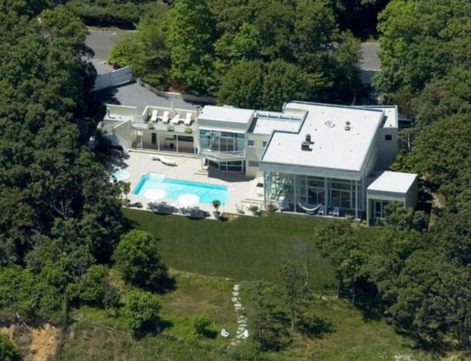 Toàn dinh thự mang phong cách châu Âu có diện tích lên đến hơn 1500m2, bao gồm cả khu nhà khách rộng khoảng 278m2. Ảnh: DM