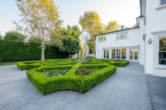 Bên trong biệt thự được trang bị đầy đủ tiện nghi như rạp hát 35 chỗ ngồi, phòng tập thể dục, hầm rượu và một đường hầm nước ngầm dẫn đến hang động nhân tạo. Ảnh: DM