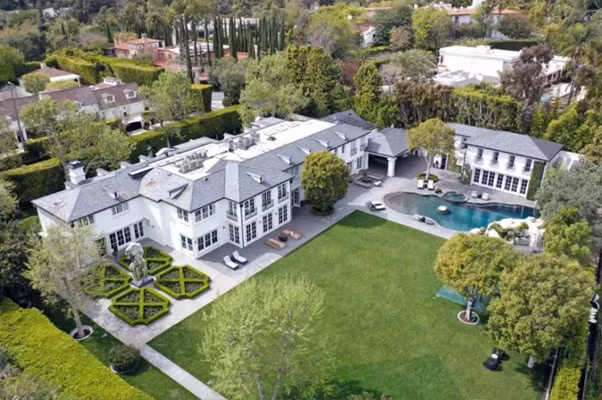 Theo thông tin từ FOX 11 Los Angeles, ngày 23/9 vừa qua, lực lượng An ninh Nội địa đã tiến hành khám xét nhà riêng của Combs tại Holmby Hills. Ngôi nhà này được đăng ký dưới tên Bad Boys Films - một công ty con của Bad Boy Entertainment - cùng với một trong những cô con gái của Combs. Ảnh: DM