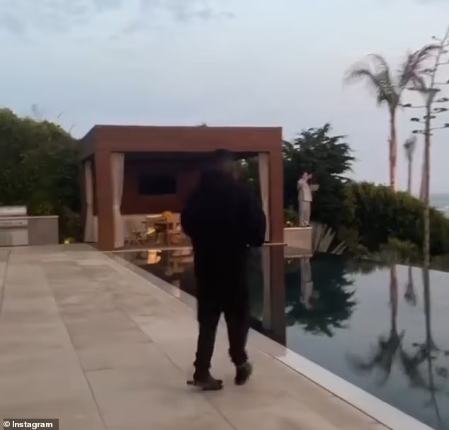 Một hồ bơi vô cực nhìn ra khu Holmby Hills của Los Angeles, một khu phố cao cấp nơi bất động sản có giá hàng triệu đô la. Ảnh: DM