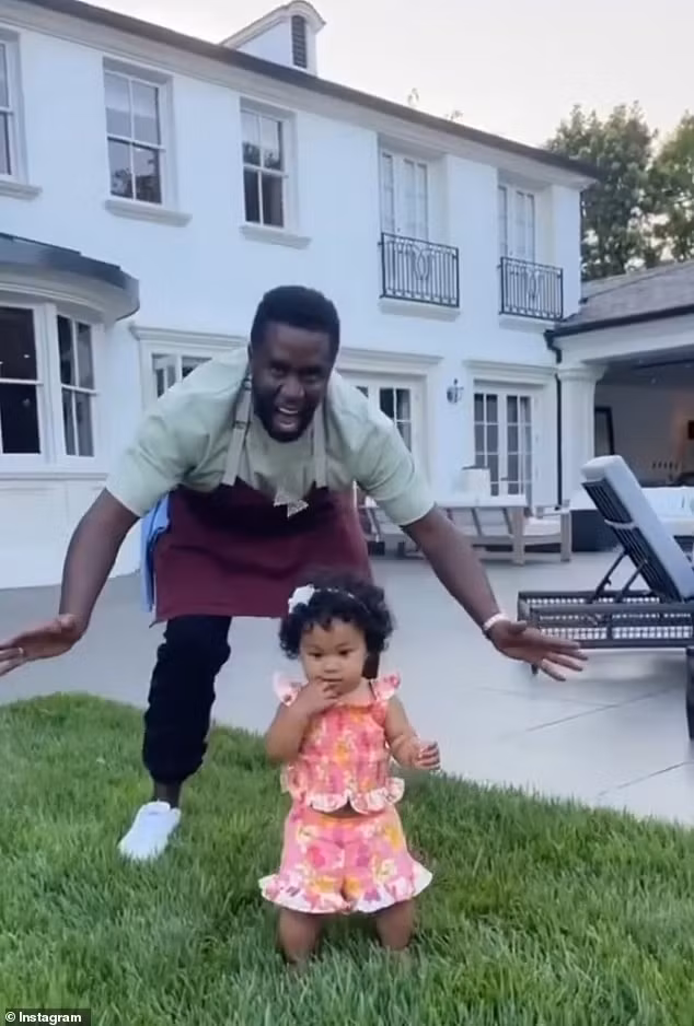 Bãi cỏ bên ngoài được cắt tỉa gọn gàng. Ảnh: DM