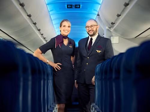 Tiếp viên hàng không không được phép nâng hạng cho bất kỳ ai. Họ không được phép nhận tiền bo để nâng hạng cho khách. Nguồn ảnh: Getty