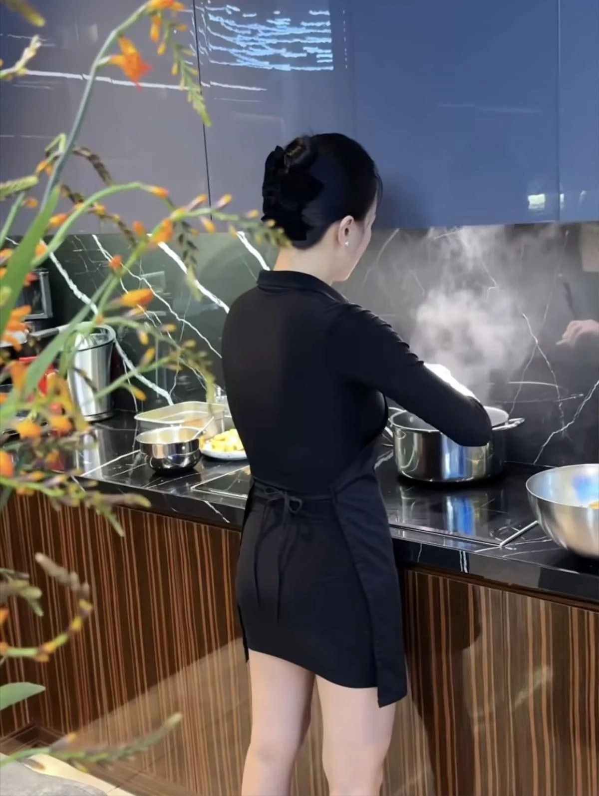 Căn bếp được trang bị đầy đủ thiết bị hiện đại như máy hút mùi, máy rửa bát... phục vụ cho sở thích nấu nướng của nữ diễn viên. Ảnh: FBNV