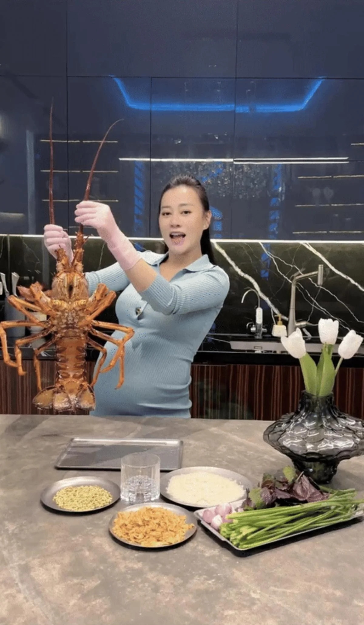 Phòng bếp thiết kế tối giản với mặt bàn và đảo bếp phủ đá. Ảnh: FBNV