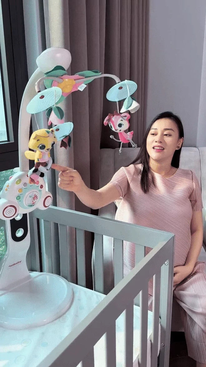 Căn phòng còn được bổ sung bộ sưu tập đồ dùng và đồ chơi dành cho hai bé, với chi phí lên đến gần 100 triệu đồng. Ảnh: FBNV