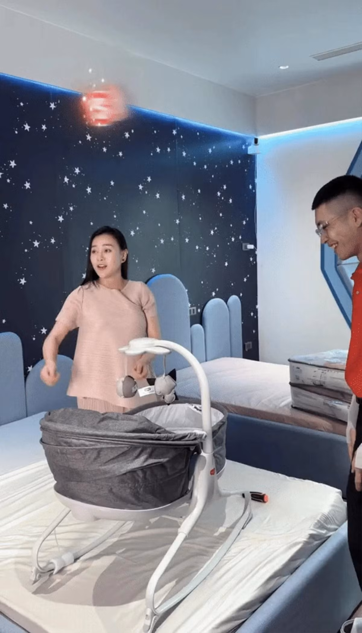 Để đón cặp song sinh Rồng Vàng, vợ chồng Phương Oanh - Shark Bình cải tạo toàn bộ một căn phòng dễ thương và hiện đại với hai giường nhỏ, bức tường trang trí chủ đề du hành vũ trụ và cửa sổ lớn đón ánh sáng tự nhiên. Ảnh: FBNV