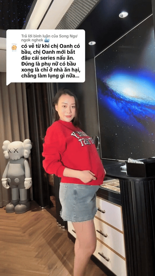 Phòng ngủ của Phương Oanh theo tone đen xám sang trọng. Nữ diễn viên dành một góc riêng với hệ tủ đựng phụ kiện và túi xách. Ảnh: FBNV