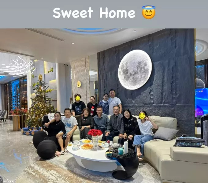 Phòng khách được bài trí theo phong cách hiện đại với gam màu xám be, tạo sự sang trọng và thanh lịch. Ảnh: FBNV