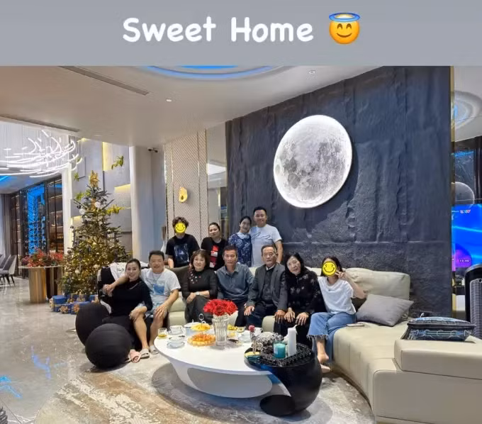 Phòng khách được bài trí theo phong cách hiện đại với gam màu xám be, tạo sự sang trọng và thanh lịch. Ảnh: FBNV