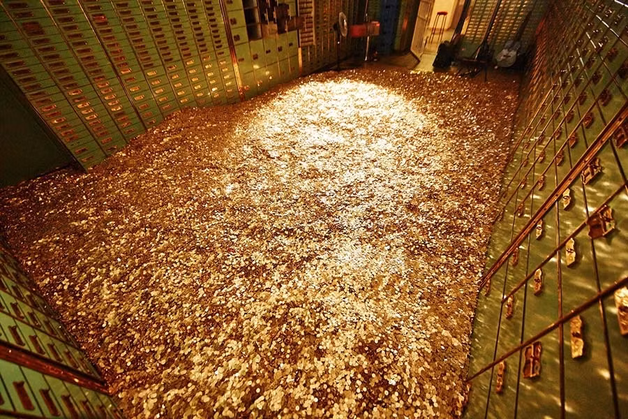 Theo đó, kho vàng của Fed New York được xây dựng vào đầu những năm 1920, nằm ở tầng hầm của tòa trụ sở chính tại Manhattan. Đây được xem là nơi cất trữ vàng lý tưởng và an toàn cho những "khách hàng" giàu có.