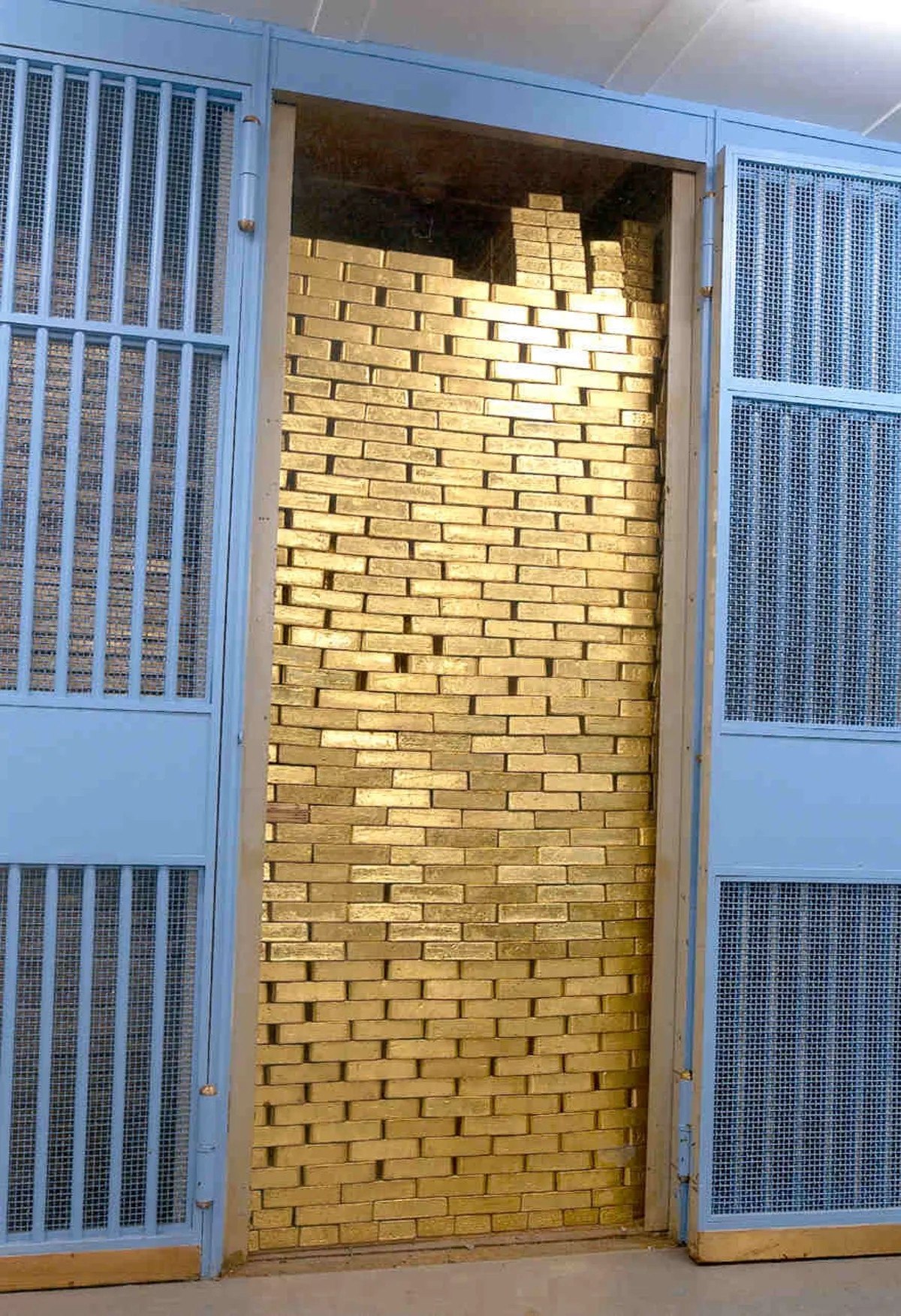 Phần lớn vàng được chuyến đến trong và sau Thế chiến thứ hai do nhiều quốc gia muốn cất vàng dự trữ của họ ở một vị trí an toàn. Lúc đỉnh điểm, kho chứa tới hơn 12.000 tấn vàng.