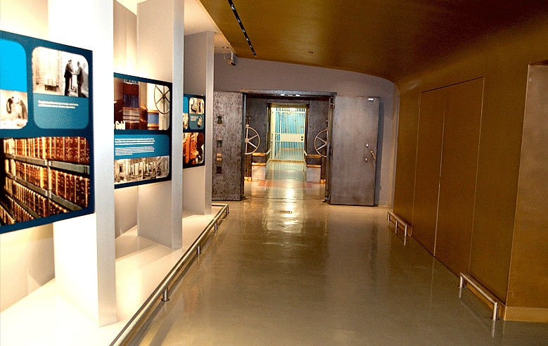 Trong một số trường hợp hiếm gặp, các khoản gửi nhỏ được đặt trong khoảng trống được đánh số riêng trên các giá trong một ngăn “thư viện” phục vụ một số chủ tài khoản.