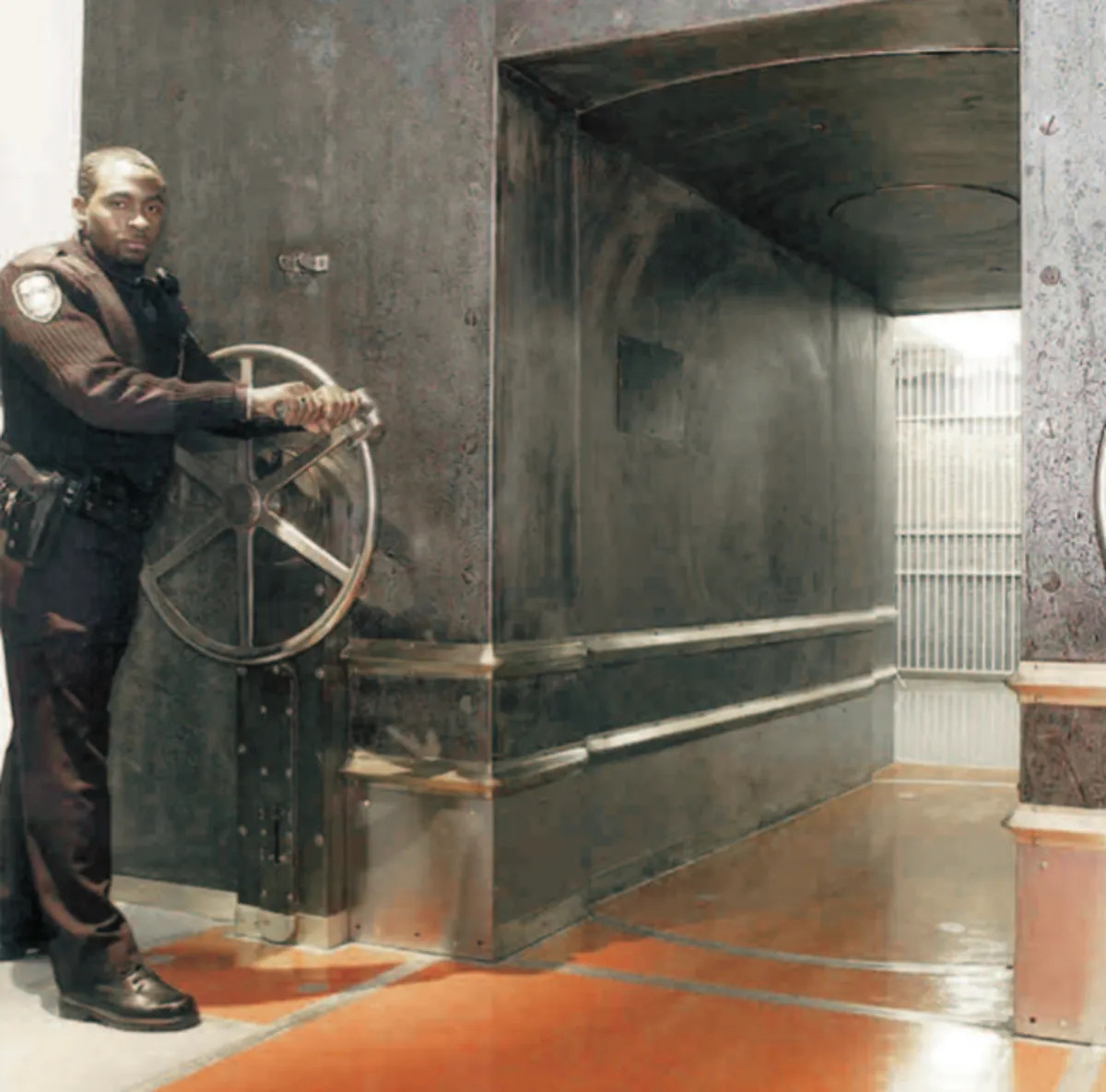 Các thỏi vàng được vận chuyển bằng thang máy từ trên mặt phố xuống tầng hầm. Vàng trong kho được một nhóm kiểm soát gồm ba thành viên quản lý, trong đó có hai nhân viên kho vàng và một nhân viên kiểm toán nội bộ của Fed New York.