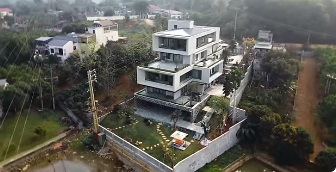 Mới đây, kênh YouTube NhaTo giới thiệt căn biệt thự đồ sộ, có diện tích sàn xây dựng rộng tới 2.500m2 của một cặp vợ chồng doanh nhân.