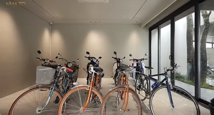 Tầng 3 gồm phòng ngủ master, phía sảnh ngoài có phòng để xe máy, lưu trữ những kỷ vật về xe.