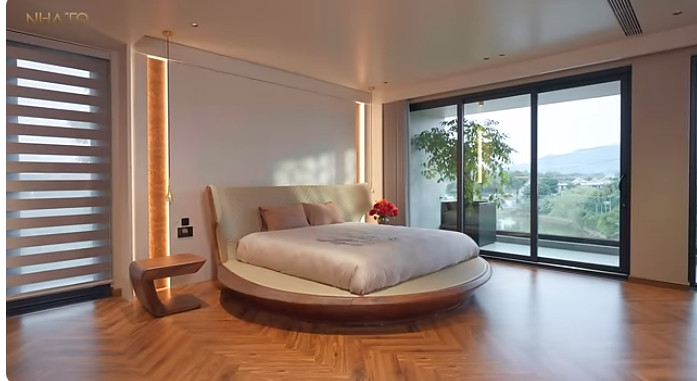 Phòng master có tầm view hướng thẳng ra hồ phía trước nhà.