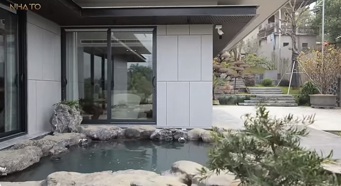 Trong khuôn viên sân vườn có hồ cá lớn, tạo tiểu cảnh đẹp mắt.